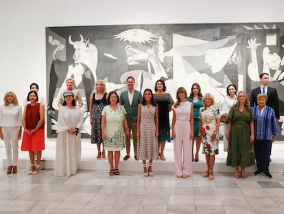 La reina Letizia (c), la mujer del presidente del Gobierno, Begoña Gómez (c-d), la mujer del secretario general de la OTAN, Ingrid Schulerud (c-i), y la primera dama estadounidense, Jill Biden (4d), junto con el resto de los acompañantes de los mandatarios que asisten a la cumbre de la OTAN, posan junto al 'Guernica' de Picasso en su visita del Museo Nacional de Arte Reina Sofía.