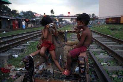 Una niña juega a fotografiar a un niño con una cámara que no funciona en Dhaka (Bangladesh).