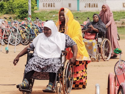 Mujeres en sillas de ruedas en Abuya (Nigeria), en mayo de 2023.