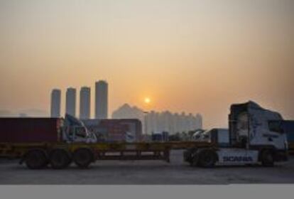Camiones estacionados cerca del puerto de contenedores de Kwai Tsing en Hong Kong, China.