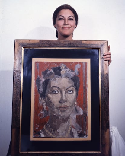 Ava Gardner posando con un retrato de sí misma en 1964.