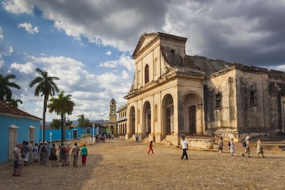 Trinidad es una de las ciudades coloniales mejor conservadas de toda América, lo que le valió ser considerada patrimonio mundial de la Unesco en 1988. Fue fundada en 1514 por Diego Velázquez de Cuéllar en el centro de la isla de Cuba, una zona donde siglos después (en el XIX) prosperaría la industria azucarera. Los terratenientes que se enriquecieron con este cultivo levantaron lujosas mansiones que permanecen intactas, como detenidas en el tiempo.