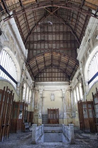 Detalle del vestíbulo con las taquillas del interior de la estación de Canfranc, a la espera de que comiencen las obras de rehabilitación.