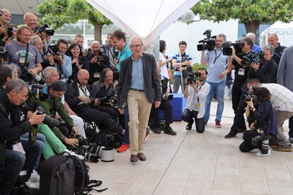 Ken Loach pasea entre los fotógrafos durante una sesión de fotos para la película 'Yo, Daniel Blake' en Cannes.