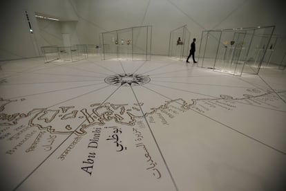 Un hombre camina por una galería del Louvre de Abu Dabi. Será el primero de tres museos que abrirán sus puertas al público en Saadiyat Island, donde los Emiratos Árabaes Unidos planean abrir el Guggenheim Abu Dabi, diseñado por Frank Gehry, y el Museo Nacional Zayed, diseñado por Norman Foster.