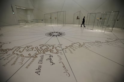 Un hombre camina por el Louvre de Abu Dabi, el primero de los tres museos que abrirán sus puertas al público en Saadiyat Island.