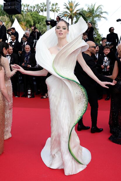Con un escultórico vestido de Cheney Chan, la modelo Coco Rocha apareció vestida como una flor en el estreno de 'The Most Precious of Cargoes' en el Festival de Cine de Cannes. Un llamativo y escultural vestido blanco diseñado para que pareciera los delicados pétalos de una flor, con un borde verde brillante que le daba un toque aún más realista. La tela plisada de color marfil también se arremolinaba alrededor de sus hombros, envolviendo su cabeza y cuello para asemejar la punta de un pétalo.