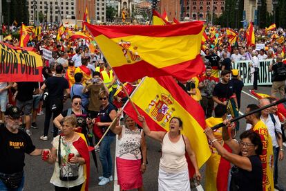 Manifestación a favor de la unidad de España por las calles de Barcelona.