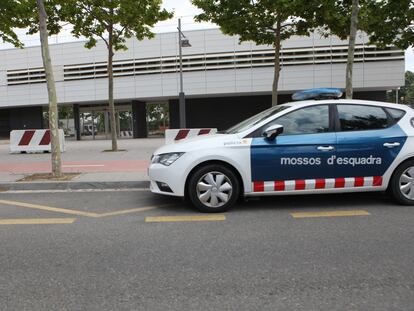 Un coche de los Mossos d'Esquadra frente a una comisaría.