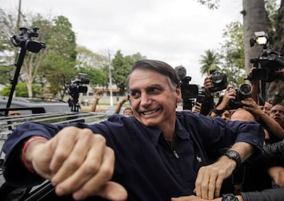 El candidato ultraderechista Jair Bolsonaro tras emitir su voto.