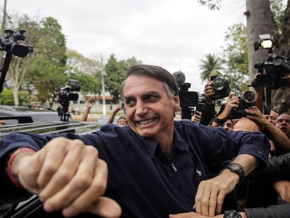 El candidato ultraderechista Jair Bolsonaro tras emitir su voto.