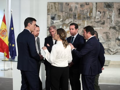 Miembros del Gobierno, los sindicatos y la patronal, en La Moncloa en abril de 2020.