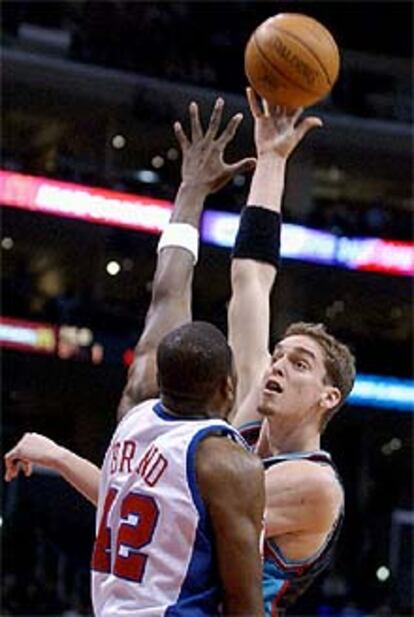 Gasol intenta anotar frente a la oposición de Elton Brand.