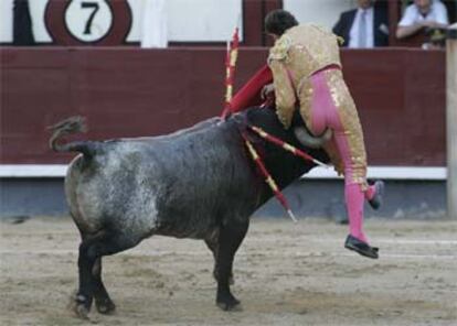 Cogida en el quinto toro de Luis Miguel Encabo.