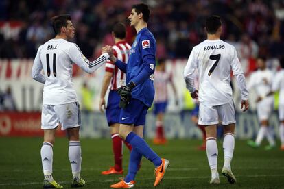 Bale se saluda con Courtois al finalizar el partido