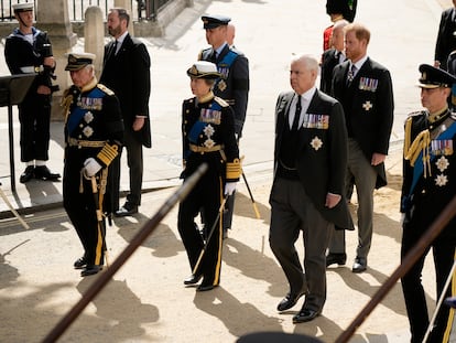 Carlos III junto a su hermana, la princesa Ana, seguido del príncipe Andrés, sin uniforme militar, y el príncipe Eduardo detrás del cortejo fúnebre de Isabel II, el 19 de septiembre. 2022 en Londres.