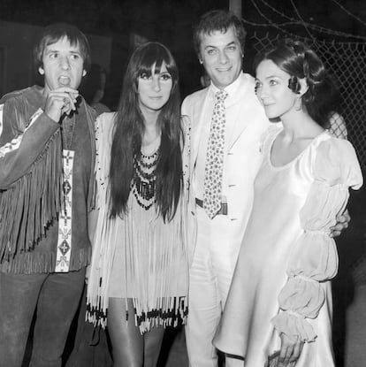 La diversidad de estéticas de la época también caló hondo en las estrellas. En la imagen: Sonny Bono y Cher, junto a Tony Curtis y su mujer, Christine Kaufmann.