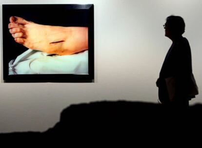 Un visitante de la exposición 'One way, one ticket', en el IVAM