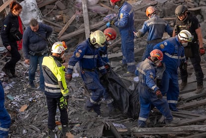 Personal de rescate traslada el cuerpo de una víctima.
