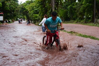 Las inundaciones por el desborde del río Guatiquía en Colombia afectaron a 1200 familias en mayo de 2022.