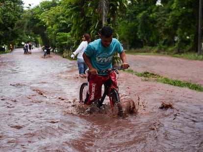 Las inundaciones por el desborde del río Guatiquía en Colombia afectaron a 1200 familias en mayo de 2022.