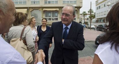 El alcalde de Málaga, Francisco de la Torre, en el barrio de El Palo.
