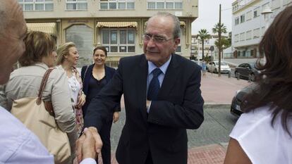 El alcalde de M&aacute;laga, Francisco de la Torre, en el barrio de El Palo. 