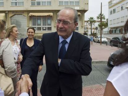 El alcalde de M&aacute;laga, Francisco de la Torre, en el barrio de El Palo. 