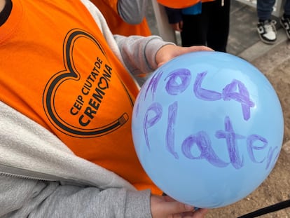 Los niños del Cremona recibieron con globos a los alumnos del Platero y Yo, en una imagen cedida por el Ayuntamiento de Alaquàs.