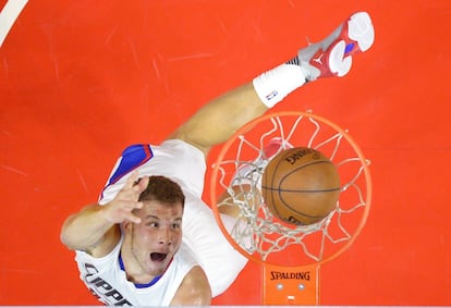 El jugador de Los Angeles Clippers Blake Griffin encesta durante la primera parte del partido de la NBA frente a los Phoenix Suns, en Los Ángeles (Estados Unidos).