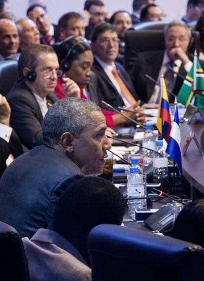 Barack Obama habla, ante la atenta mirada de Raúl Castro, durante el pleno inaugural de la Cumbre de las Américas.