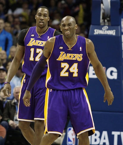 Kobe Bryant se duele en presencia de su compañero Howard.