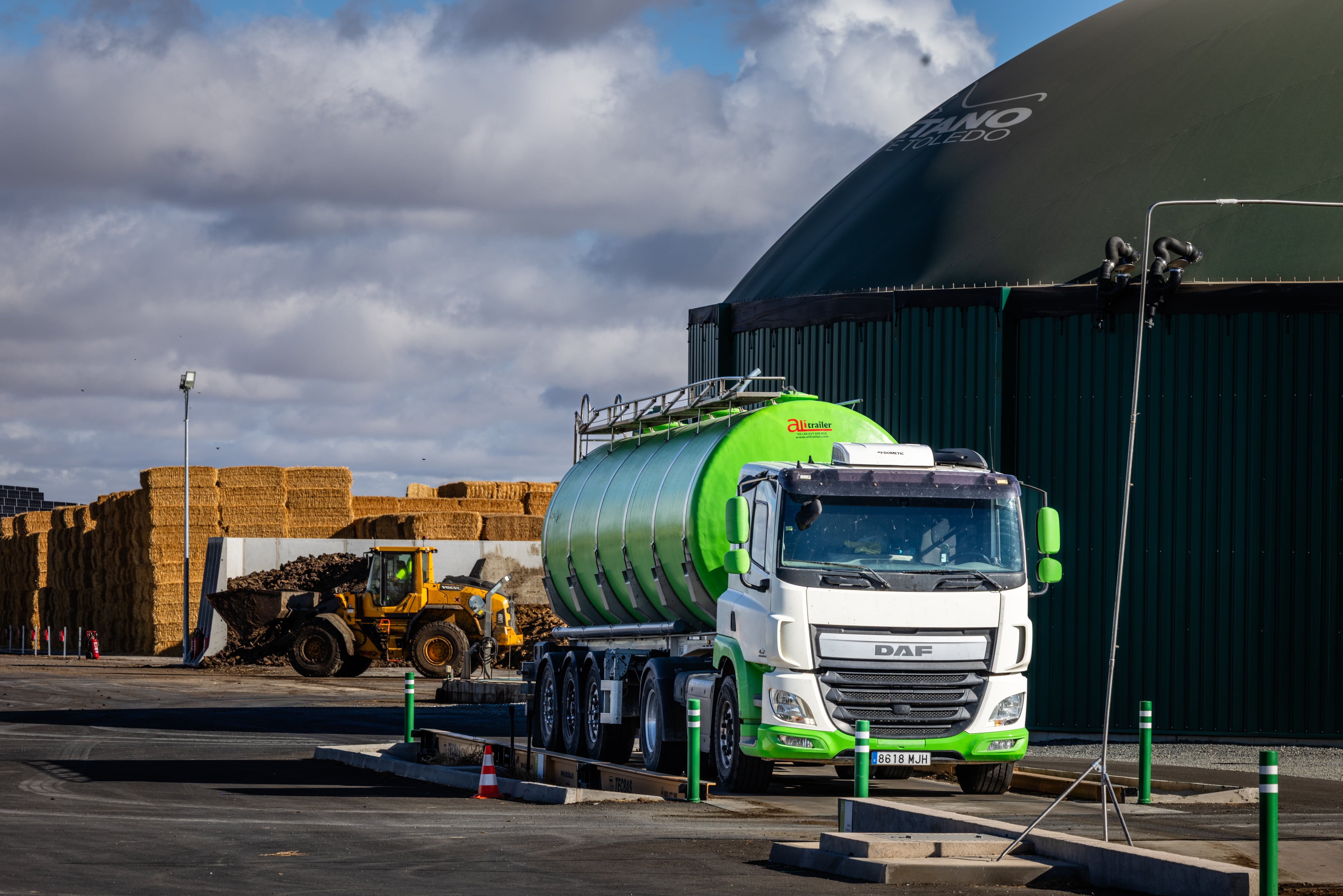 Un camión en la planta de biometano de Casasbuenas, la semana pasada. 
