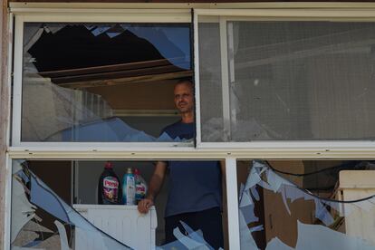 Un hombre en un edificio dañado por el ataque del Líbano este domingo en Acre, Israel.