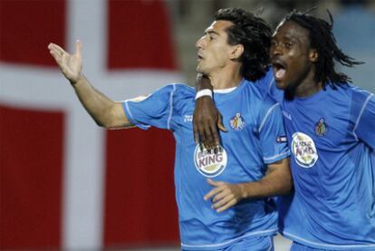 Pedro Ríos celebra su gol ante el Odense con su compañero Derek Boateng.