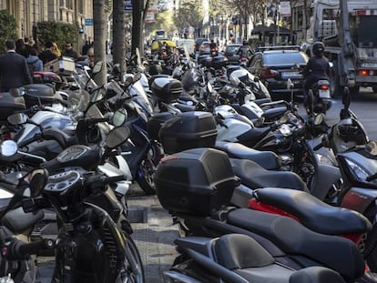 Motocicletas aparcadas en la acera de la calle Diputació.