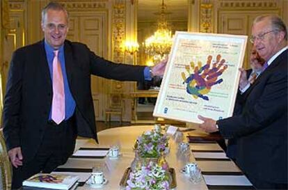 El rey Alberto de Bélgica recibe un regalo del director del PNUD, Mark Malloch Brown, en la presentación del informe en Bruselas.