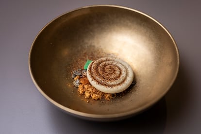 Bizcocho especiado cremoso de calabaza asada, uno de los postres del menú degustación de 22:22 Cultura Dulce