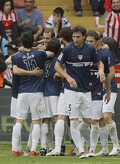 Los jugadores del Athletic de Bilbao celebran el gol del empate.