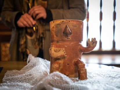Estatua quimbaya en cerámica retornada a Colombia.