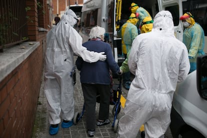 Voluntarios de la ONG Proactiva Open Arms ayudan a las residencias en el traslado de ancianos del Sistema de Emergencias Médicas (SEM), en Barcelona. 