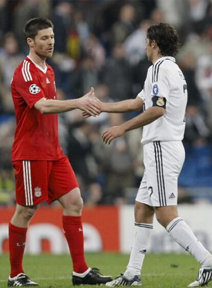 Xabi Alonso y Raúl se saludan al término del partido Madrid-Liverpool de la pasada <i>Champions.</i>
