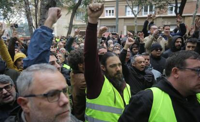 Concentració de taxistes davant el Departament de Territori, aquest divendres.