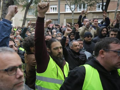 Concentració de taxistes davant el Departament de Territori, aquest divendres.