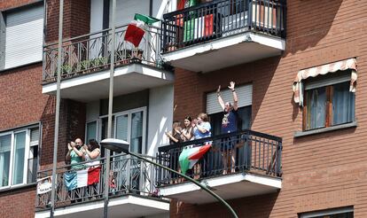 Varios vecinos de un edificio de Turín cantan 'Bella Ciao' desde sus balcones el pasado sábado.