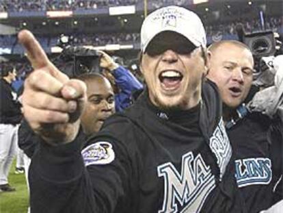Josh Beckett canta su alegría.