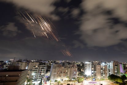 El escudo antimisiles israelí intercepta los cohetes enemigos, visto desde la ciudad de Ascalón, en Israel.