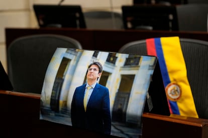 Una fotografía del aspirante a la presidencia y senador opositor Miguel Uribe, colocada en su asiento en el Congreso de Bogotá, Colombia, este lunes, tras su fallecimiento.