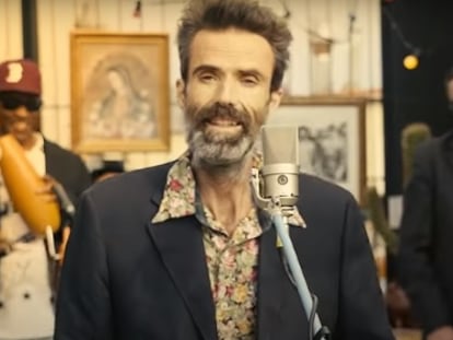 Pau Donés, en el videoclip 'Eso que tú me das', de Jarabe de Palo