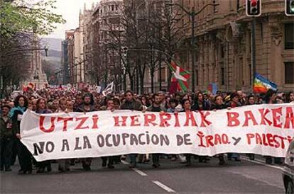 Cabecera de la manifestación llevada a cabo en Bilbao en el aniversario de la guerra de Irak.